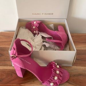 Dark pink suede heel with pearls